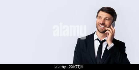 Geschäftsmann am Telefon sprechen, die auf weißem Hintergrund, isoliert Stockfoto