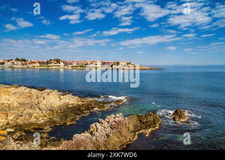 Küstenlandschaft - die felsige Küste mit Häusern unter dem Himmel mit Wolken, Stadt Sozopol an der Schwarzmeerküste in Bulgarien Stockfoto