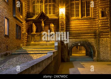 Abendliche Stadtlandschaft - Blick auf die Vleeshuis (Metzgerhalle oder wörtlich Fleischhaus) mit Skulpturengruppe Christ, Maria und Johannes, Antwerpen, Belgien Stockfoto