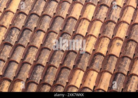 Mediterrane Stadtlandschaft - Blick auf die Ziegeldächer der Altstadt von Dubrovnik an der Adriaküste Kroatiens Stockfoto