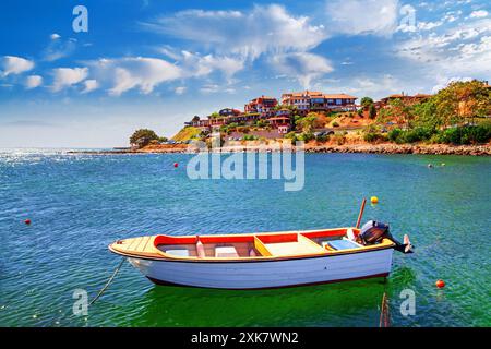 Stadtlandschaft am Meer - Blick auf das vertäute Boot vor dem Hintergrund der Altstadt von Nesebar, an der Schwarzmeerküste Bulgariens Stockfoto