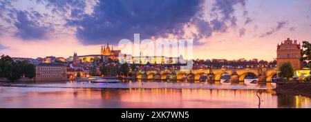 Sommerlandschaft der Stadt bei Sonnenuntergang, Panorama, Banner - Blick auf die Karlsbrücke und die Burganlage Prager Burg, Prag, Tschechische Republik Stockfoto