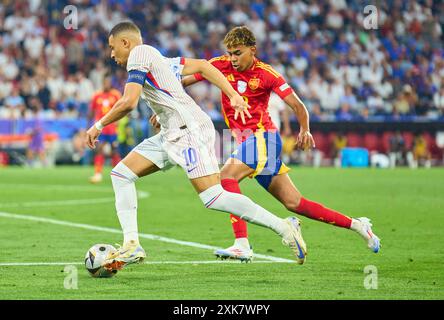 München, Deutschland. Juli 2024. Kylian MBAPPE, FRA 10 konkurriert um den Ball, Tackling, Duell, Header, zweikampf, Action, Fight gegen Lamine Yamal, ESP 19 im Halbfinalspiel SPANIEN - FRANKREICH 2-1 der UEFA-Europameisterschaften 2024 am 9. Juli 2024 in München. Fotograf: ddp Images/STAR-Images Credit: ddp Media GmbH/Alamy Live News Stockfoto