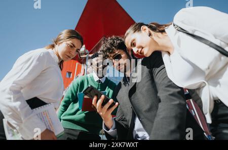Verschiedene Geschäftsteams diskutieren Strategie bei einem Treffen im Freien Stockfoto