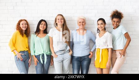 Diverse Damen Unterschiedlichen Alters Stehend Über Weißen Ziegelstein Wand Stockfoto