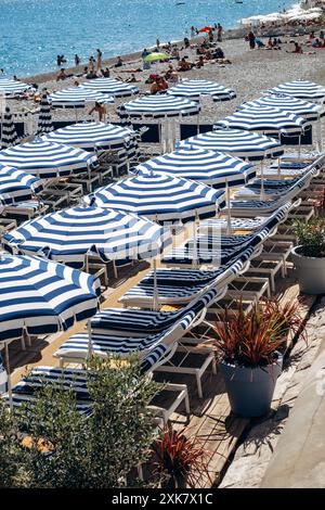 Nizza, Frankreich - 25. Mai 2024: Strand im Zentrum von Nizza bei Sonnenuntergang Stockfoto