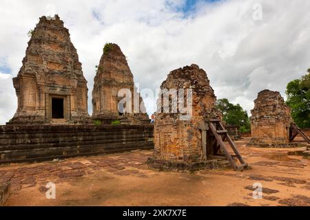 Der East Mebon ist ein Tempel aus dem 10. Jahrhundert, der während der Regierungszeit von König Rajendravarman erbaut wurde. Er steht auf einer künstlichen Insel im Zentrum von Th Stockfoto