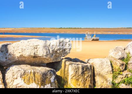 Küstenlandschaft - Blick auf die Atlantikküste bei Ebbe in der Nähe der Stadt La Palmyre, der Region Nouvelle-Aquitaine, im Südwesten Frankreichs Stockfoto