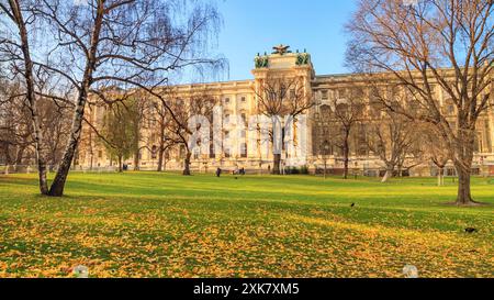 Stadtlandschaft - Blick auf den Burggarten und die neue Burg der Hofburg in Wien, Österreich Stockfoto