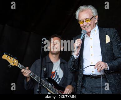 Kidderminster, Großbritannien. Juli 2024. Der legendäre Sänger Tony Christie begeistert Fans jeden Alters im St. George's Park von Kidderminster, während er seine größten Hits im Rahmen der lokalen Wohltätigkeitsveranstaltung „Mr Tee in the Park“ aufführt. Quelle: Lee Hudson/Alamy Live News Stockfoto