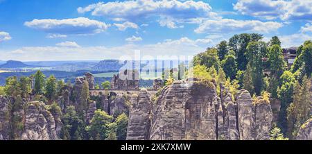 Wunderschöne Landschaft, Panorama, Banner - Blick auf die Bastei-Felsformationen und die Bastei-Brücke im Elbsandsteingebirge, in Sachsen, Deutschland Stockfoto