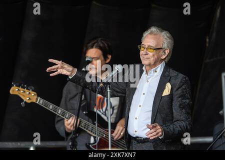 Kidderminster, Großbritannien. Juli 2024. Der legendäre Sänger Tony Christie begeistert Fans jeden Alters im St. George's Park von Kidderminster, während er seine größten Hits im Rahmen der lokalen Wohltätigkeitsveranstaltung „Mr Tee in the Park“ aufführt. Quelle: Lee Hudson/Alamy Live News Stockfoto