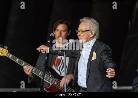 Kidderminster, Großbritannien. Juli 2024. Der legendäre Sänger Tony Christie begeistert Fans jeden Alters im St. George's Park von Kidderminster, während er seine größten Hits im Rahmen der lokalen Wohltätigkeitsveranstaltung „Mr Tee in the Park“ aufführt. Quelle: Lee Hudson/Alamy Live News Stockfoto