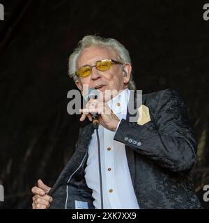 Kidderminster, Großbritannien. Juli 2024. Der legendäre Sänger Tony Christie begeistert Fans jeden Alters im St. George's Park von Kidderminster, während er seine größten Hits im Rahmen der lokalen Wohltätigkeitsveranstaltung „Mr Tee in the Park“ aufführt. Quelle: Lee Hudson/Alamy Live News Stockfoto