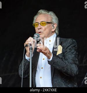 Kidderminster, Großbritannien. Juli 2024. Der legendäre Sänger Tony Christie begeistert Fans jeden Alters im St. George's Park von Kidderminster, während er seine größten Hits im Rahmen der lokalen Wohltätigkeitsveranstaltung „Mr Tee in the Park“ aufführt. Quelle: Lee Hudson/Alamy Live News Stockfoto