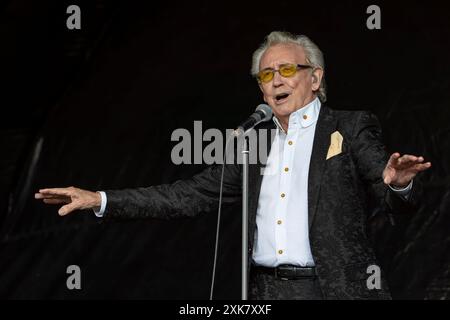 Kidderminster, Großbritannien. Juli 2024. Der legendäre Sänger Tony Christie begeistert Fans jeden Alters im St. George's Park von Kidderminster, während er seine größten Hits im Rahmen der lokalen Wohltätigkeitsveranstaltung „Mr Tee in the Park“ aufführt. Quelle: Lee Hudson/Alamy Live News Stockfoto