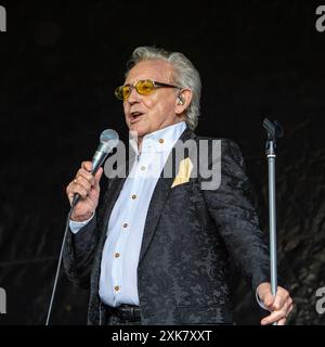 Kidderminster, Großbritannien. Juli 2024. Der legendäre Sänger Tony Christie begeistert Fans jeden Alters im St. George's Park von Kidderminster, während er seine größten Hits im Rahmen der lokalen Wohltätigkeitsveranstaltung „Mr Tee in the Park“ aufführt. Quelle: Lee Hudson/Alamy Live News Stockfoto