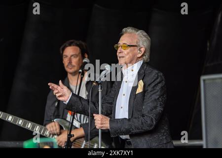 Kidderminster, Großbritannien. Juli 2024. Der legendäre Sänger Tony Christie begeistert Fans jeden Alters im St. George's Park von Kidderminster, während er seine größten Hits im Rahmen der lokalen Wohltätigkeitsveranstaltung „Mr Tee in the Park“ aufführt. Quelle: Lee Hudson/Alamy Live News Stockfoto