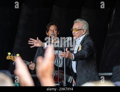 Kidderminster, Großbritannien. Juli 2024. Der legendäre Sänger Tony Christie begeistert Fans jeden Alters im St. George's Park von Kidderminster, während er seine größten Hits im Rahmen der lokalen Wohltätigkeitsveranstaltung „Mr Tee in the Park“ aufführt. Quelle: Lee Hudson/Alamy Live News Stockfoto