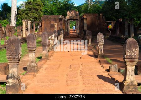 Banteay Srei oder Banteay Srey ist ein kambodschanischer Tempel aus dem 10. Jahrhundert, der dem hinduistischen Gott Shiva geweiht ist und sich in der Gegend von Angkor in Kambodscha befindet Stockfoto