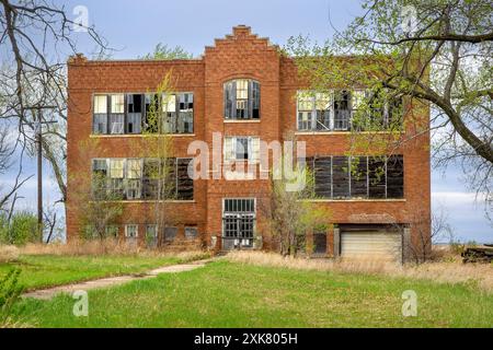 Das geschlossene und verlassene Schulgebäude in Balfour, North Dakota im McHenry County. Das Gebäude aus rotem Backstein wurde ursprünglich 1920 für 6 US-Dollar errichtet Stockfoto