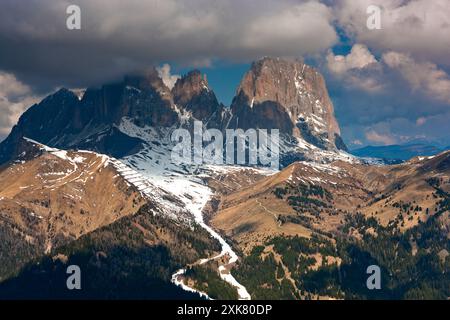 Sella-Pass und die Langkofel-Berge Sasso Lungo ab Col dei Rossi, Pecol bei Canazei, Trentino-Südtirol, Dolomiten, Italien, Europa Stockfoto