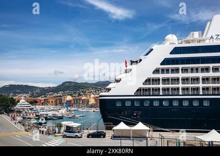 Nizza, Frankreich - 25. Mai 2024: Kreuzfahrtschiff im Hafen von Nizza an der französischen Riviera Stockfoto