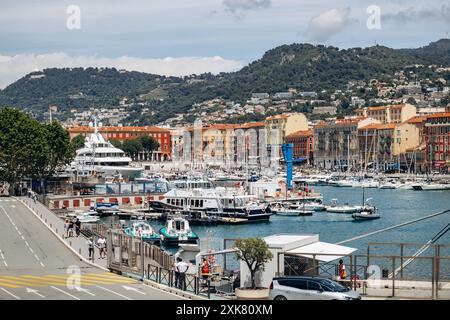 Nizza, Frankreich - 25. Mai 2024: Der malerische Hafen von Nizza an der französischen Riviera Stockfoto