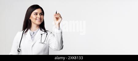 Ärztin schreibt auf Whiteboard Stockfoto