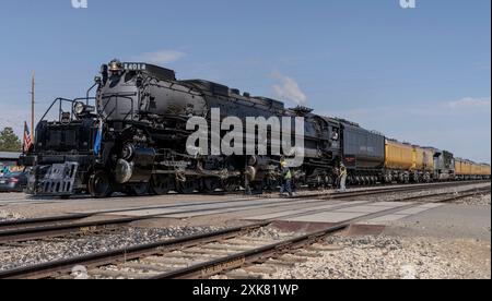 Die Union Pacific Dampflokomotive 4014 hält an einem Steigungsübergang in Wells Nevada an. Stockfoto