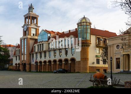 Signagi Town Hall auf dem zentralen Stadtplatz im Frühjahr, Georgien Stockfoto