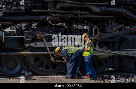 Wartungspersonal betreute die Union Pacific Dampflokomotive 4014 während eines Stopps in Wells Nevada. Stockfoto