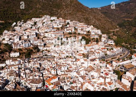 Aus der Vogelperspektive der andalusischen Gemeinde Ojen im Bergtal Stockfoto