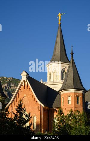 Provo, UT, USA - 10. Juni 2024; Großaufnahme des Tempelturms im Stadtzentrum von Provo mit zentralem Turm und einzelner Moroni-Statue Stockfoto