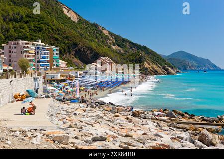 Sonnenanbeter am Strand von Deiva Marina, Provinz La Spezia, Cinque Terre Nationalpark, Ligurien, Italien Stockfoto