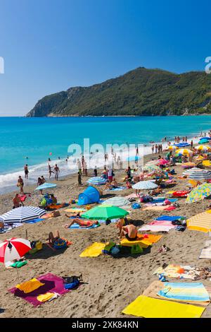 Sonnenanbeter am Strand von Riva Levante, Provinz Genua, Ligurien, Italien Stockfoto