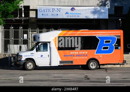 Boise, ID, USA - 10. Juni 2024; Orange Bronco Shuttle Bus mit Logo an der Boise State University Stockfoto