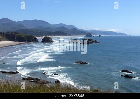 Cannon Beach, einschließlich Haystack Rock, aus dem Ecola State Park am Tillamook Head an der Küste Oregons. Stockfoto