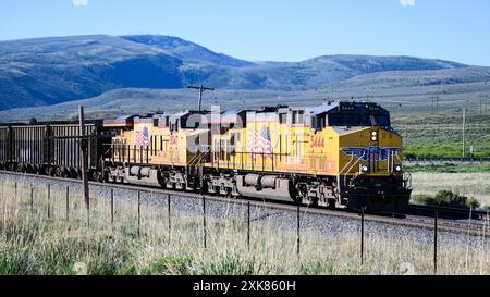 Helper, UT, USA – 11. Juni 2024; Union Pacific beladene einen Kohlezug zum Soldier Summit im ländlichen Utah Stockfoto