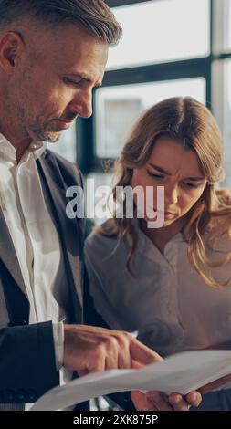 Zwei Experten für professionelle Führungskräfte diskutieren über die Zusammenarbeit mit Finanzbuchhaltungsunterlagen Stockfoto