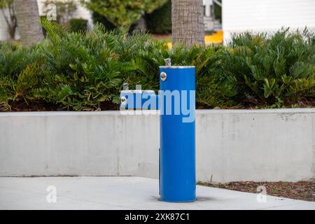 Eine Wasserfüllstation mit zwei Wasserhähnen, ein umweltfreundliches Filtrationssystem. Das Trinkwassersystem ermöglicht die Aufnahme von Flaschen und einen Springbrunnen für berührungsloses Nachfüllen. Stockfoto