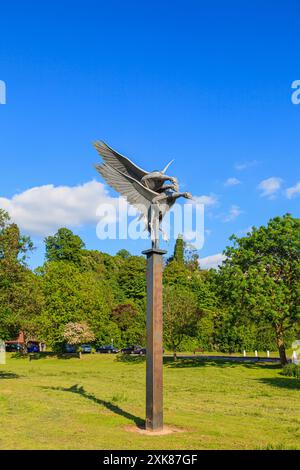 Die Mallard-Skulptur des lokalen Bildhauers Walenty Pytel on the River Walk by the River Wye in Ross-on-Wye, einer Marktstadt in Herefordshire Stockfoto