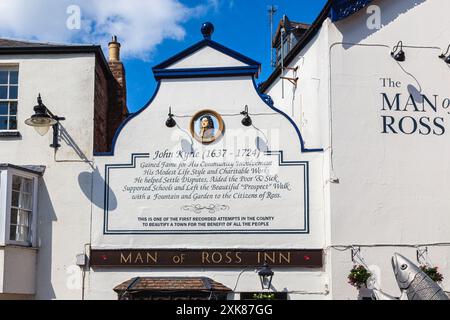 Schild über dem Mann von Ross Inn in Ross-on-Wye, Herefoirdshire, mit Details des Philanthropen John Kyrle aus dem 17. Jahrhundert Stockfoto