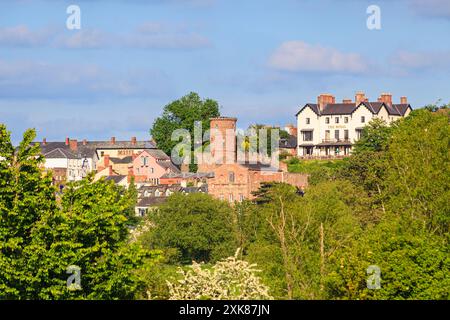 Blick auf den Gazebo Tower in den gotischen Stadtmauern und das Royal Hotel in Ross-on-Wye, einer Stadt in Herefordshire nahe der walisischen Grenze Stockfoto