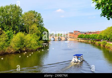 Blick entlang des Flusses Severn zur Wards Worcester Bridge in Worcester, einer Kathedralstadt und Kreisstadt von Worcestershire, West Midlands, England Stockfoto