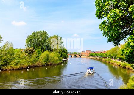 Blick entlang des Flusses Severn zur Wards Worcester Bridge in Worcester, einer Kathedralstadt und Kreisstadt von Worcestershire, West Midlands, England Stockfoto