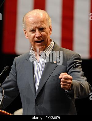 Tamarac, Vereinigte Staaten Von Amerika. September 2012. TAMARAC, FL - 28. SEPTEMBER: US-Vizepräsident Joe Biden spricht während einer Kampagne im Kings Point Palace Theater am 28. September 2012 in Tamarac, Florida People: Joe Biden Credit: Storms Media Group/Alamy Live News Stockfoto