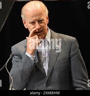 Tamarac, Vereinigte Staaten Von Amerika. September 2012. TAMARAC, FL - SEPTEMBER 28: US-Vizepräsident Joe Biden spricht während einer Kampagnenveranstaltung an Kings Point. Biden setzt seinen landesweiten Wahlkampf vor den Parlamentswahlen fort. Am 28. September 2012 in Tamarac, Florida. Personen: Joe Biden Kredit: Storms Media Group/Alamy Live News Stockfoto