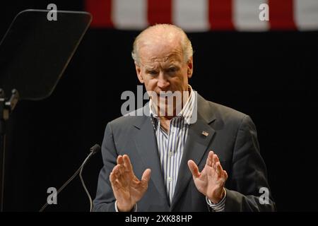 Tamarac, Vereinigte Staaten Von Amerika. September 2012. TAMARAC, FL - SEPTEMBER 28: US-Vizepräsident Joe Biden spricht während einer Kampagnenveranstaltung an Kings Point. Biden setzt seinen landesweiten Wahlkampf vor den Parlamentswahlen fort. Am 28. September 2012 in Tamarac, Florida. Personen: Joe Biden Kredit: Storms Media Group/Alamy Live News Stockfoto