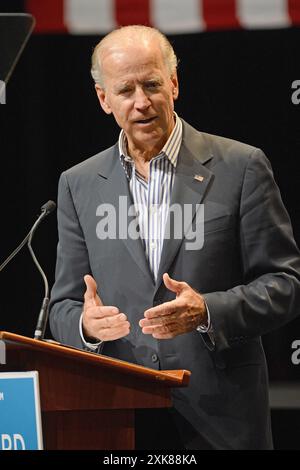 Tamarac, Vereinigte Staaten Von Amerika. September 2012. TAMARAC, FL - SEPTEMBER 28: US-Vizepräsident Joe Biden spricht während einer Kampagnenveranstaltung an Kings Point. Biden setzt seinen landesweiten Wahlkampf vor den Parlamentswahlen fort. Am 28. September 2012 in Tamarac, Florida. Personen: Joe Biden Kredit: Storms Media Group/Alamy Live News Stockfoto